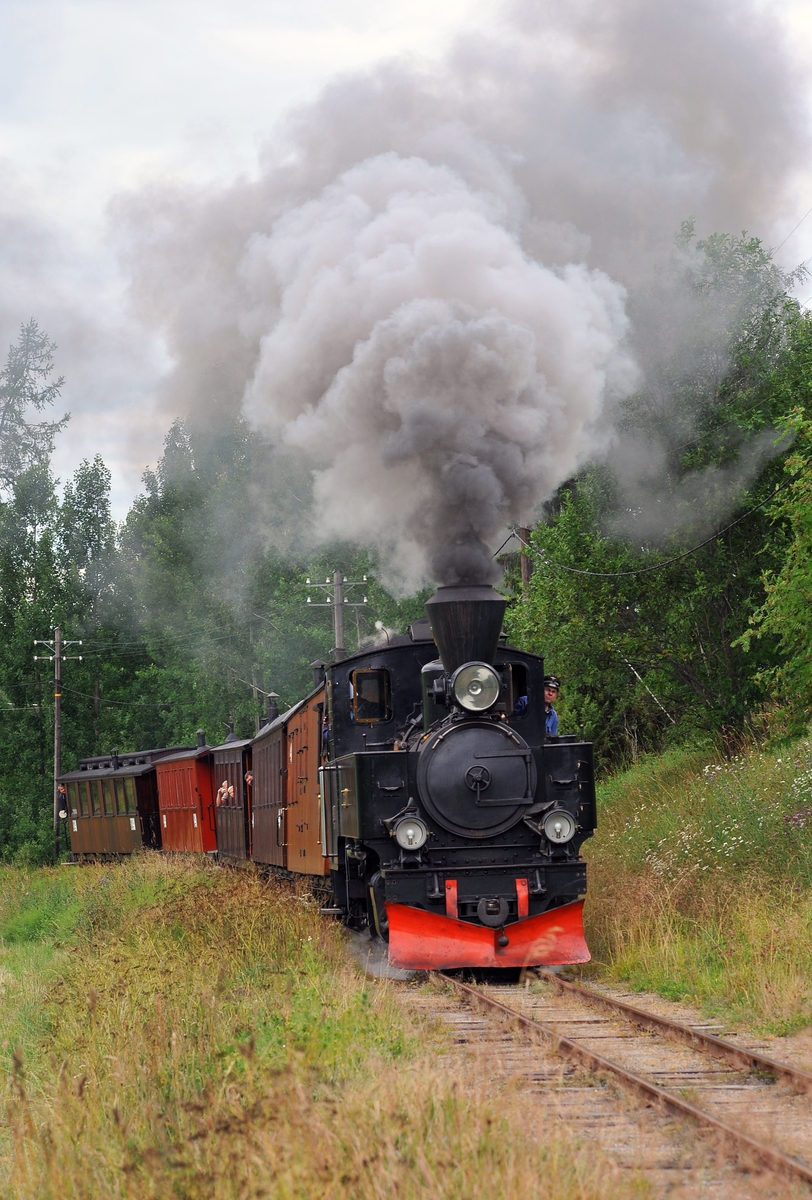 Lokomotiv nr. 7 Prydz med museumstog på vei oppover Sætrabakken på museumsjernbanen Urskog-Hølandsbanen, Tertitten.