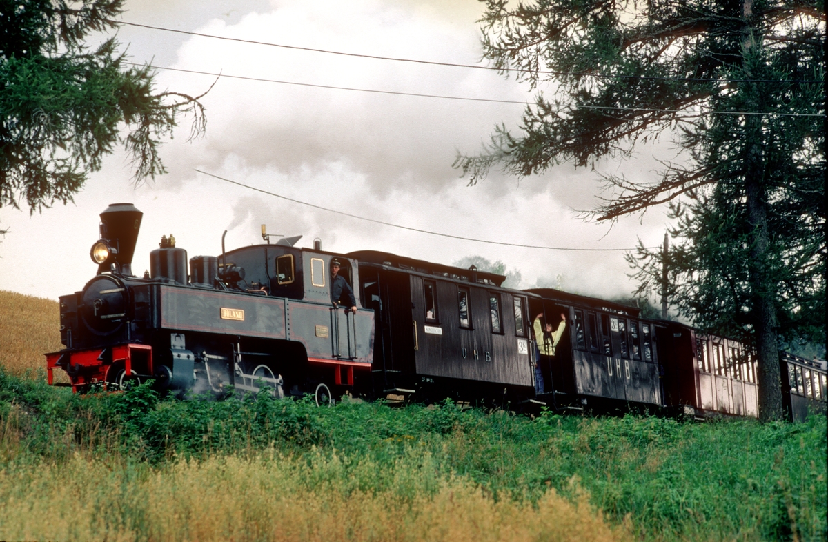 Damplokomotiv nr. 6 Høland på Tertitten, Urskog-Hølandsbanen, ved Fjeldvang i bakken fra Bingsfoss til Fossum. Vi ser vognene CF11 og C12, anskaffet til museumsbanen fra Polen i 1977, og vognene Co1 og Co10.