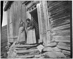 To kvinner på stuetrappa på Vassli, Rabben.