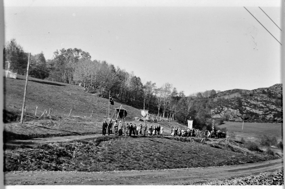 Folk i 17. mai-tog ved Mølnargården ca. 1945