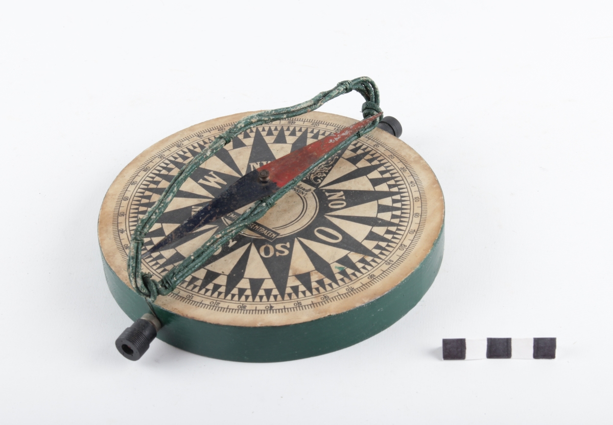 Sirkulært kompass med gradeskala og kompassnål.
