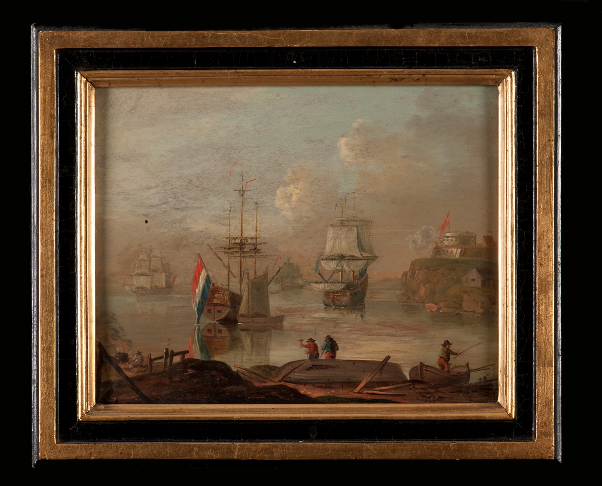 Marin genrebild, sent mitten 1700-tal. Holländsk skepp till ankars med revade segel visande aktern samt svenskt under segel visande förskeppet. I förgrunden strand med män och båtar, till höger fort på bergig udde. Karlstens fästning?