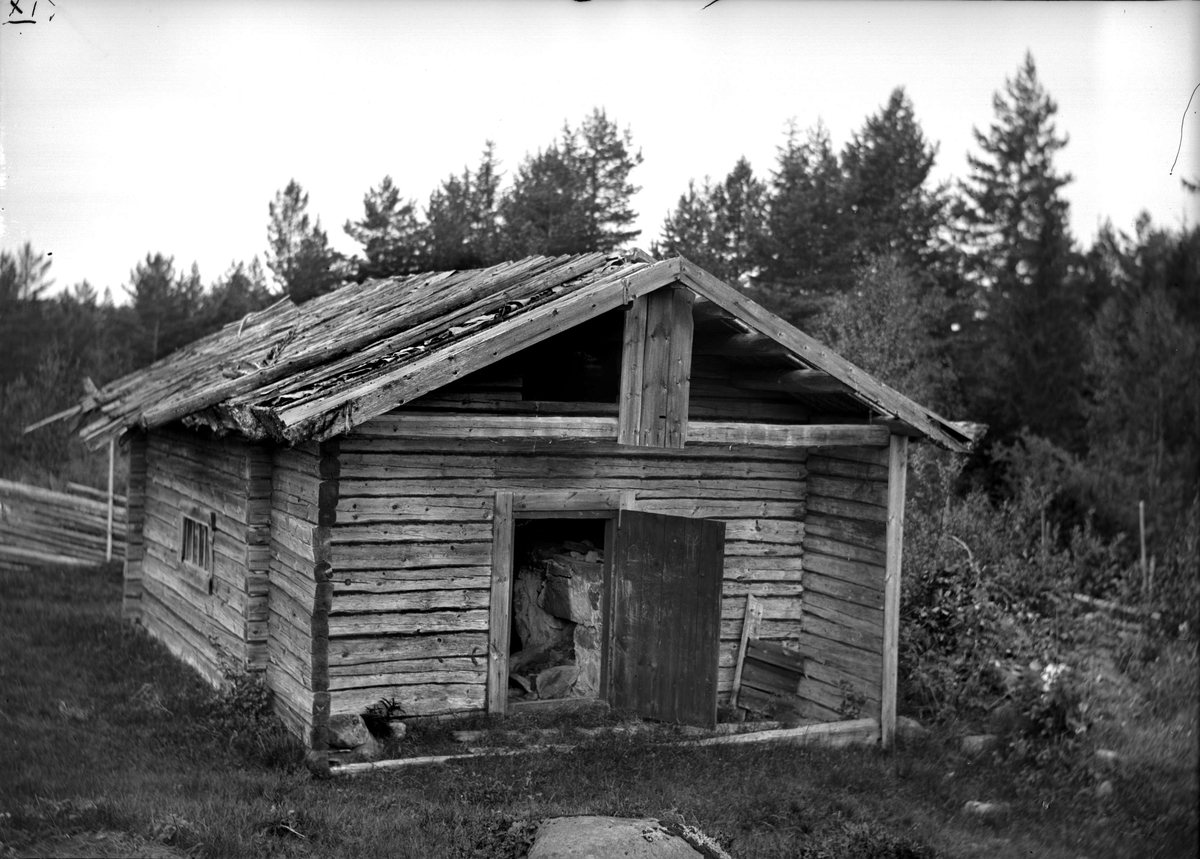 Rökstugbadstuga. Östra Rosbacken, Bredsjön, Lekvattnet, Värmland. Användes som snickar- och drängstuga. 