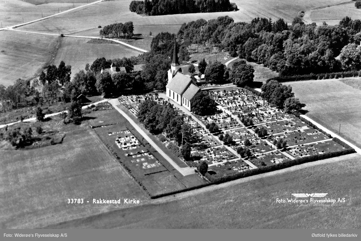 Rakkestad kirke, skråfoto juli 1951.