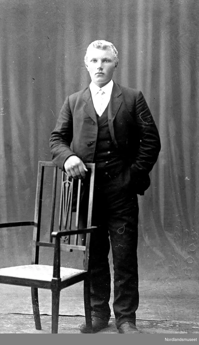 Johan Olsen, Mevær født i 1895
