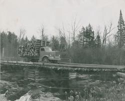 Tømmertransport over ei trebru