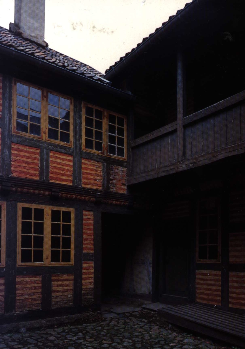 Postkort. Gårdsrom, hus med svalgang, flyttet til gamlebyen, nordre kvartal, Norsk Folkemuseum