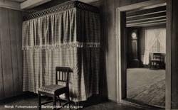 Postkort. Interiør Barthegården fra Kragerø, flyttet til Gam