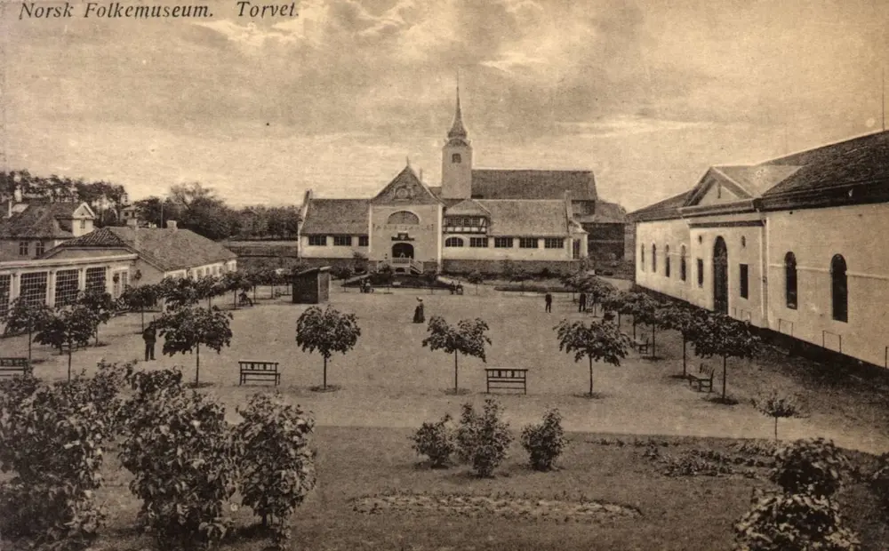 Postkort. Museumsbygninger rundt torget. Bruksbygninger, NF.