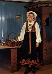 Postkort. Kvinnebunad fra Vest-Telemark. Utstilling NF.