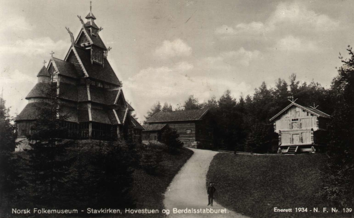 Postkort. Norsk Folkemuseum. Gol Stavkirke, Hovestua, Berdalsloftet.