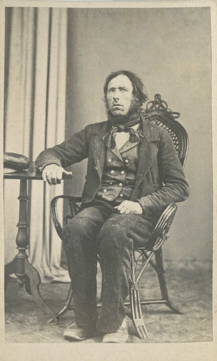 Fangeportrett. Narve Olsen Bjørndalen, arrestert i 1866 eller 1867, innsatt i distriktsfengslet i Hokksund for "ikke at have ladet sine Børn gaae i skolen".