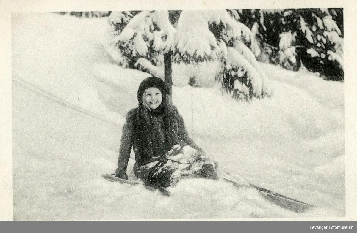 Postkort vintermotiv jente på ski, brukt som julekort.