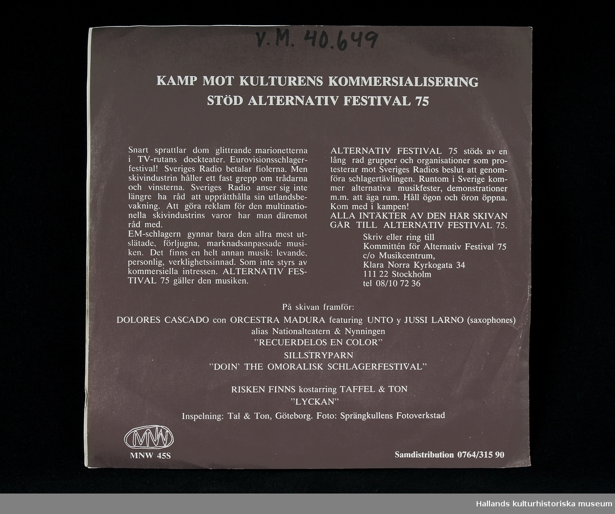 Grammofonskiva, singelskiva, med pappersomslag i plastpåse. Skivetikett märkt: "Musiknätet Waxholm", "MNW 45 S 45 VARV STEREO". 
Prislapp på plastomslaget: "9:-" (9 kronor).