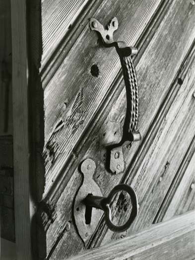 Detalj från en ytterdörr med handtag och nyckelhål.