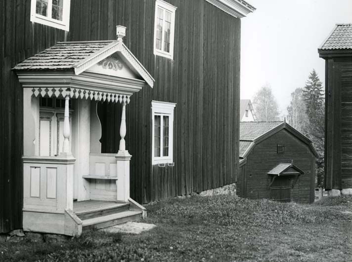 Ett bostadshus med förstukvist vid Mårtesgården i Edsbyn.