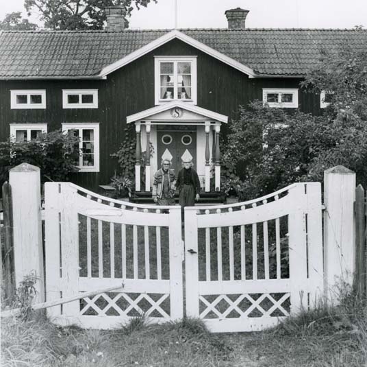Ett bostadshus med en trädgård framför i Öränge.