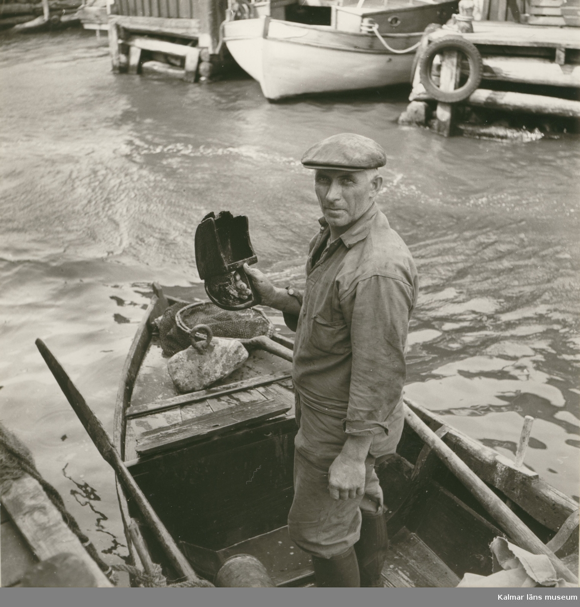 Erland Nilsson med ett gammalt öskar av alrot.