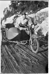 Oppsynsmann John Hoel på motorsykkel med sidevogn i Søvassda