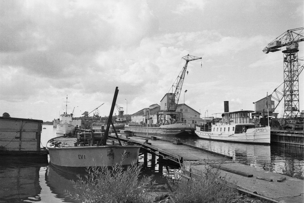 Ekensbergs varv 1970. Vy västerut från slip nr 1: varvskranar, bogserbåten BRAGE, pråmar och passagerarångaren EJDERN