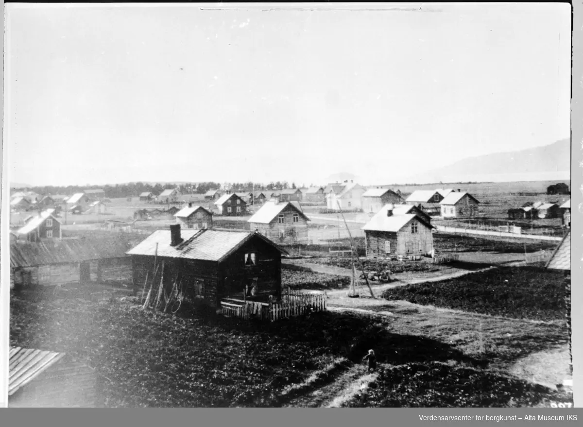 Elvebakken 1923. Bildet viser flere hus, gjerder og vei.