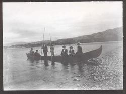 Altaelva. Elvebåt med syv personer i: tre kvinner og fire me