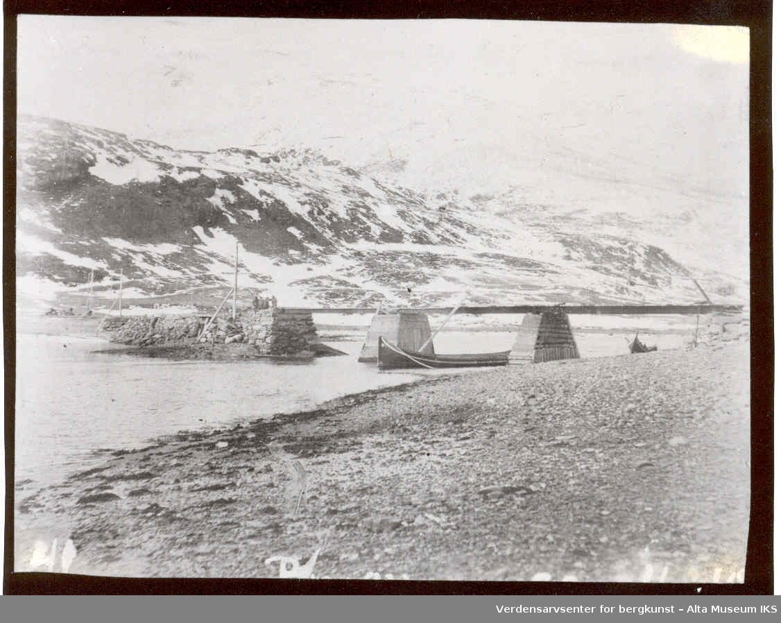 Kåfjord, Straumen, to nordlandsbåter.