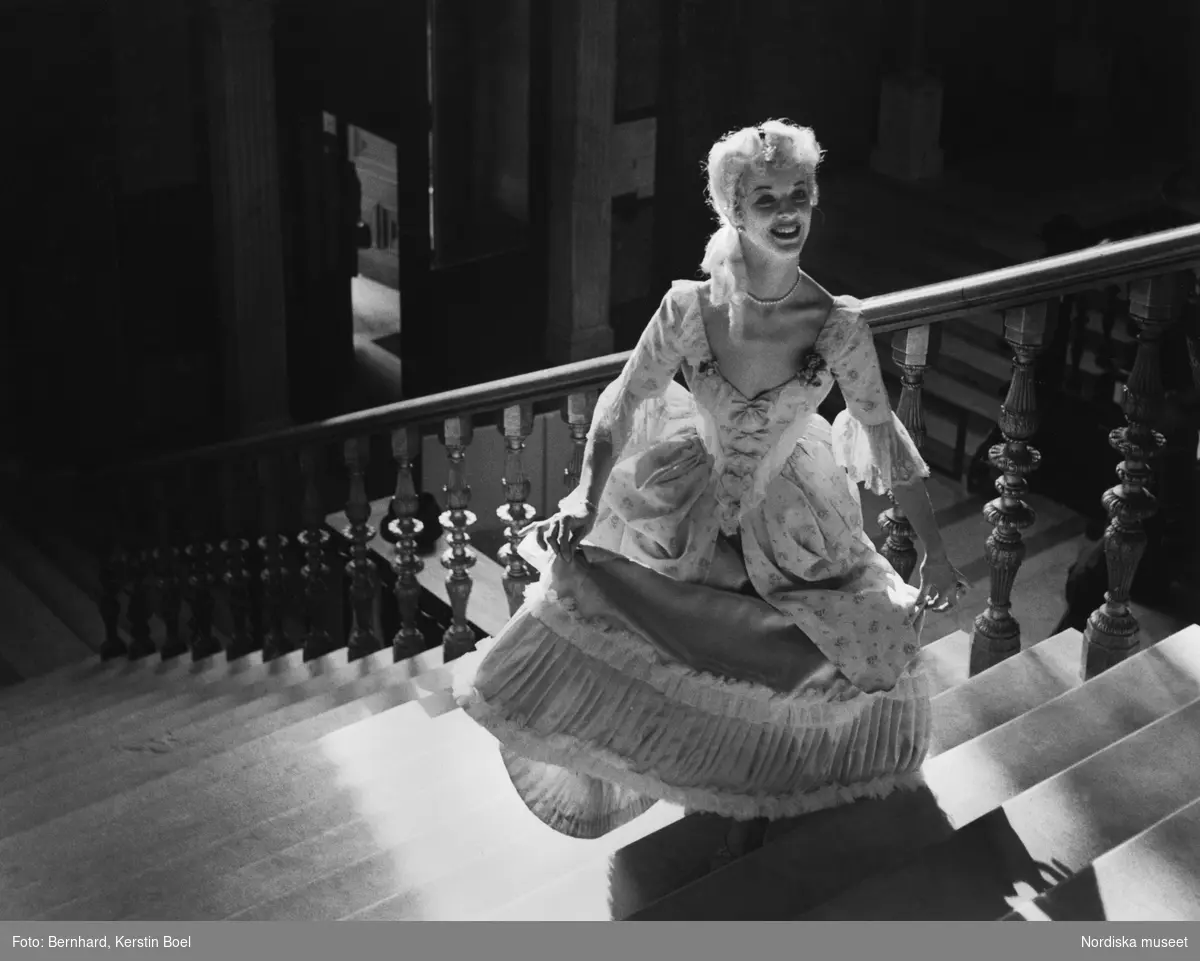 Balettdansösen, koreografen och skådespelerskan Elsa-Marianne von Rosen (1924–2014) i trapphallen på Nationalmuseum, Stockholm. Reportagebild för Idun.