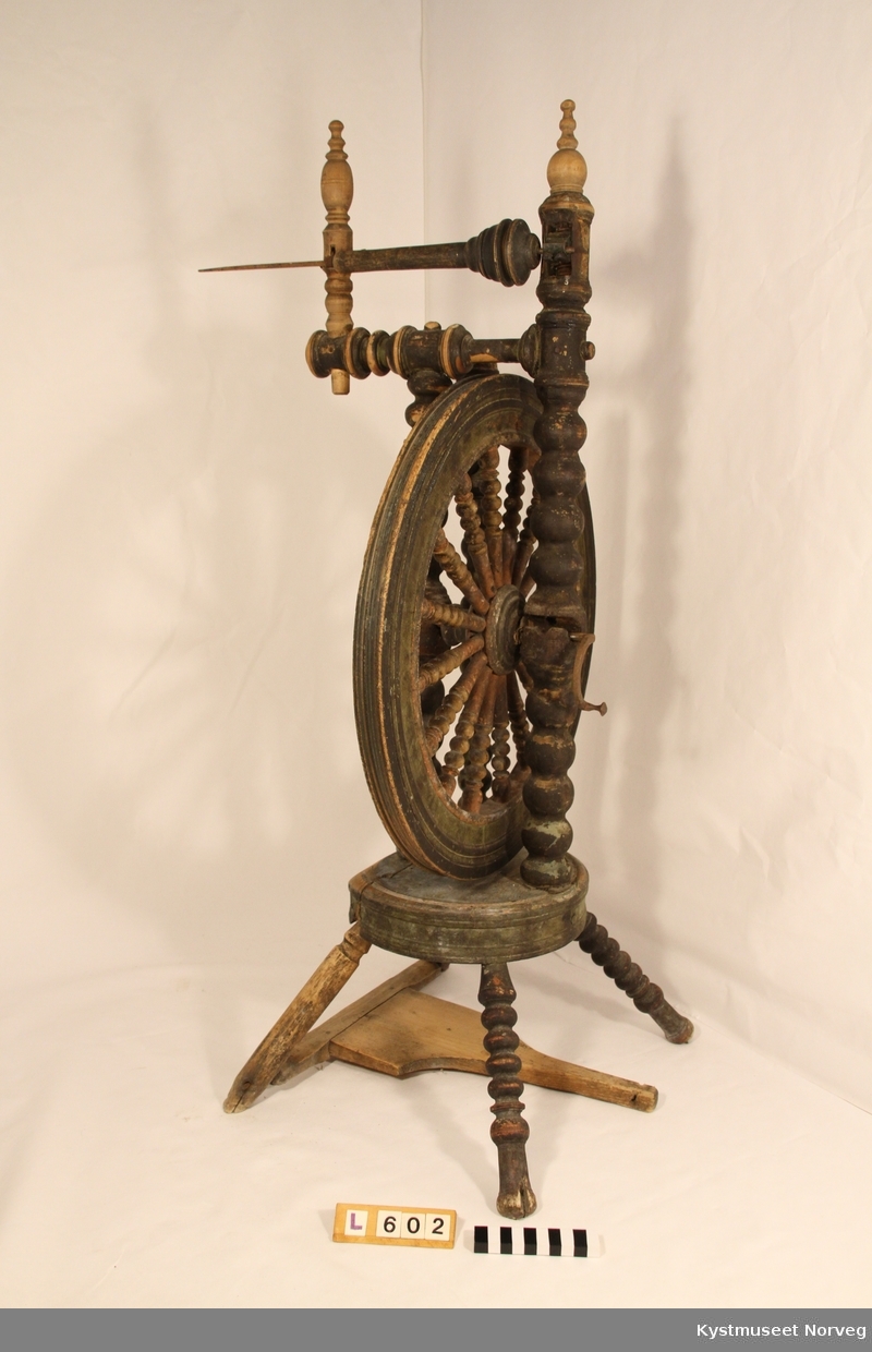 Oppstadrokken har teinen på oversiden av hjulet. Typen er kjent fra 1800-tallet. Består av felg, eiker, nav, bryst, oppstander, jomfru, rokkehode, skrue, trøe, veiv, bein og tein.