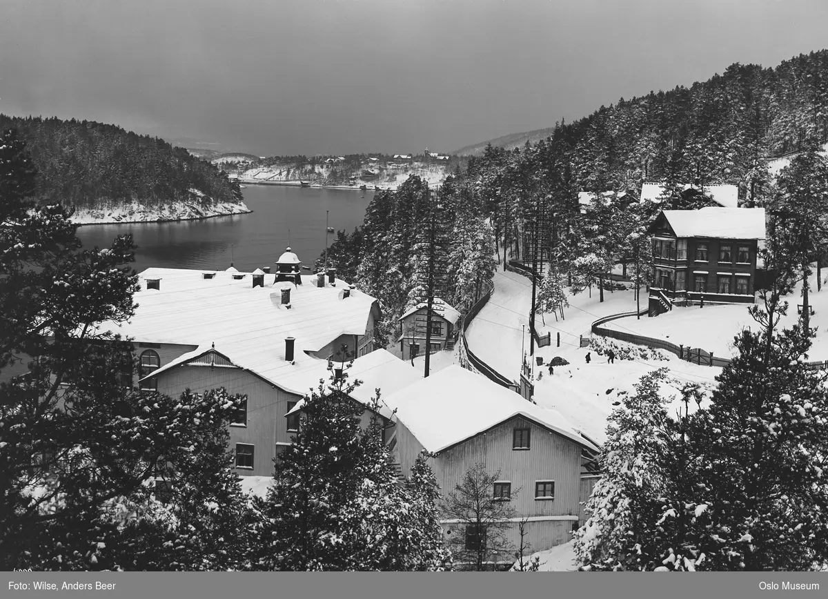 Nordstrand bad, badeanlegg, fjord, sund, villabebyggelse, vei, telegrafstolper, snø