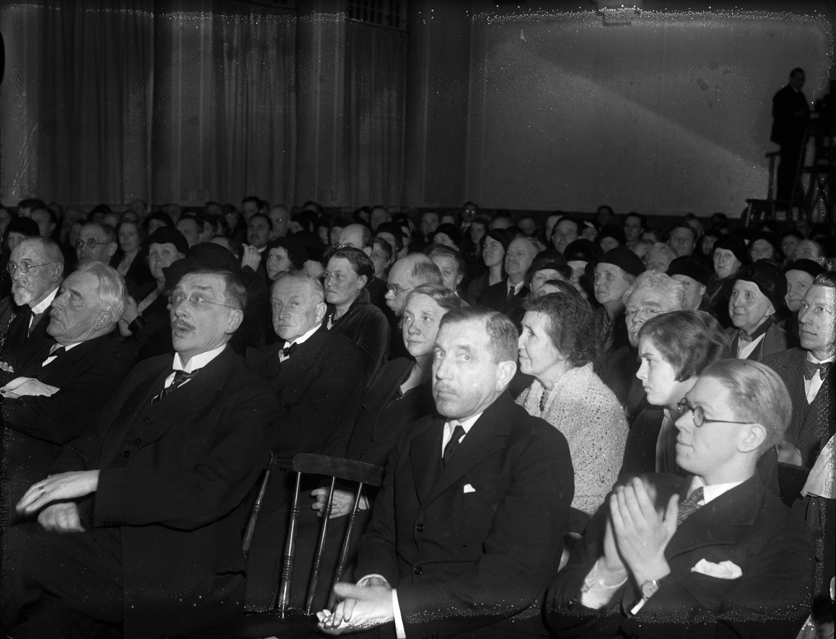 "Vacker femtioårsfest" - Uppsala arbetarinstitut firar 50-årsjubileum, åhörare i samlingssalen, KFUM-borgen, Uppsala 1933