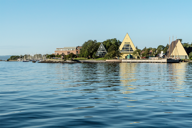 Bygdøynes sett fra sjøsiden med de tre trekantede bygningene Båthallen, Frammuseet og Gjøabygget.