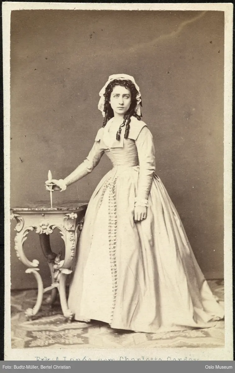 portrett, kvinne, skuespillerinne, rollebilde, tittelrollen i "Charlotte Corday" på Det Kongelige Teater, stående helfigur, kostyme
