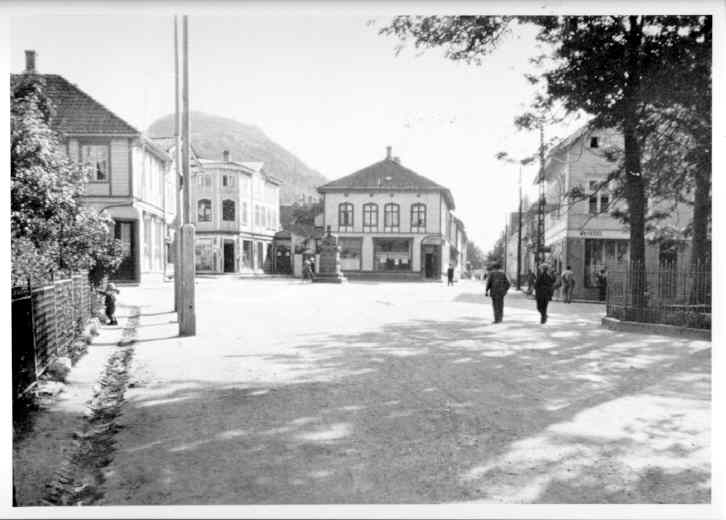 Egersund. Torvet foran kirken med Feyer statuen, ca.1930