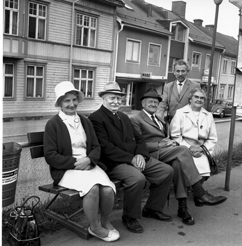 Sällskap vid busshållplatsen år 1968