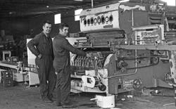 Peko brusfabrikk. Full produksjon av brus i fabrikklokalet.