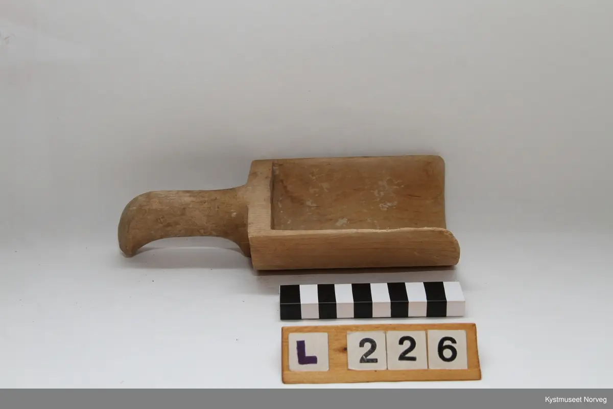 Treskuffen er utformet av et helt trestykke. Rektangulær og avrundet.