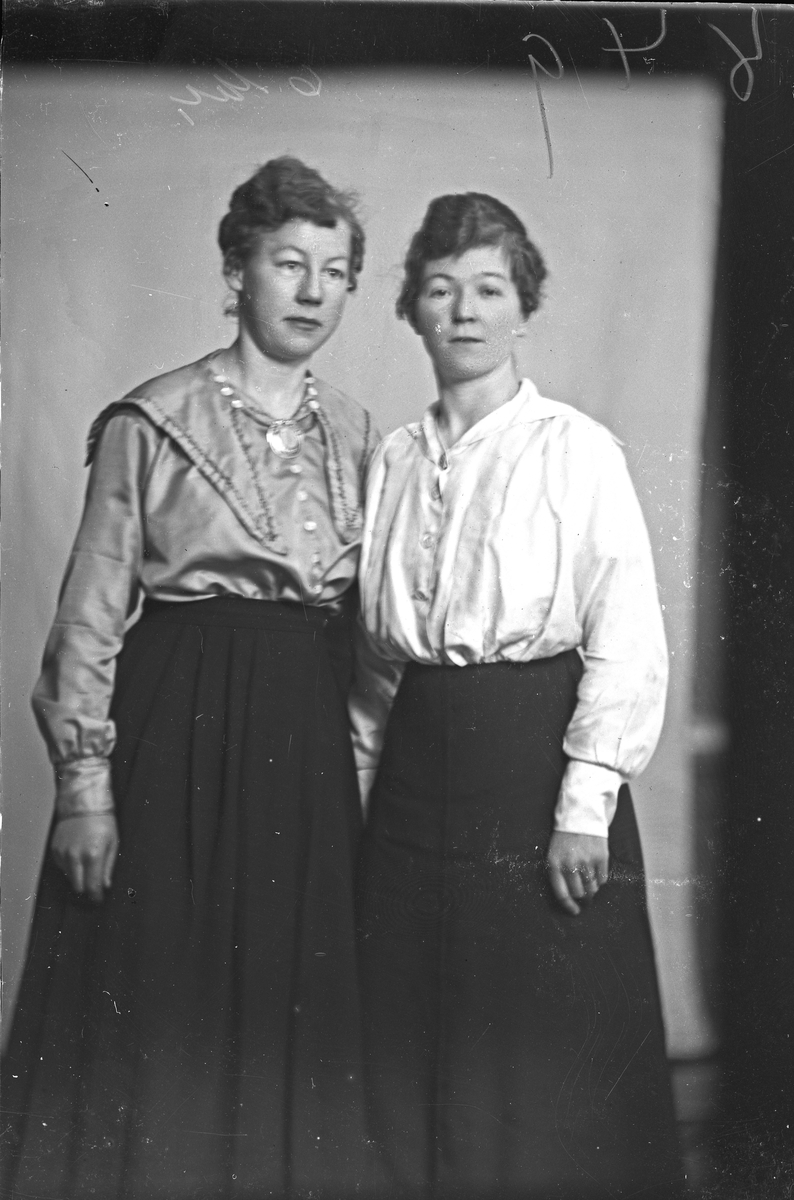 Portrett av, fra venstre, Magda og Karoline Knudsen.