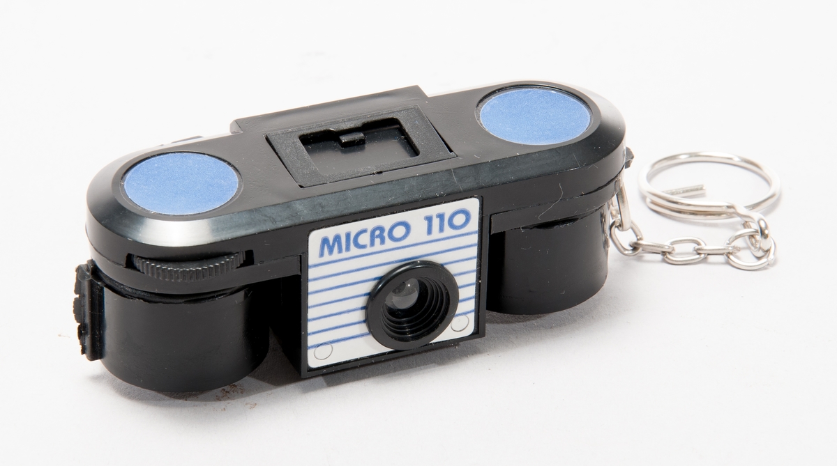 Miniatyrkamera med nyckelring. För film i 110-format, med filmkassett monterad.