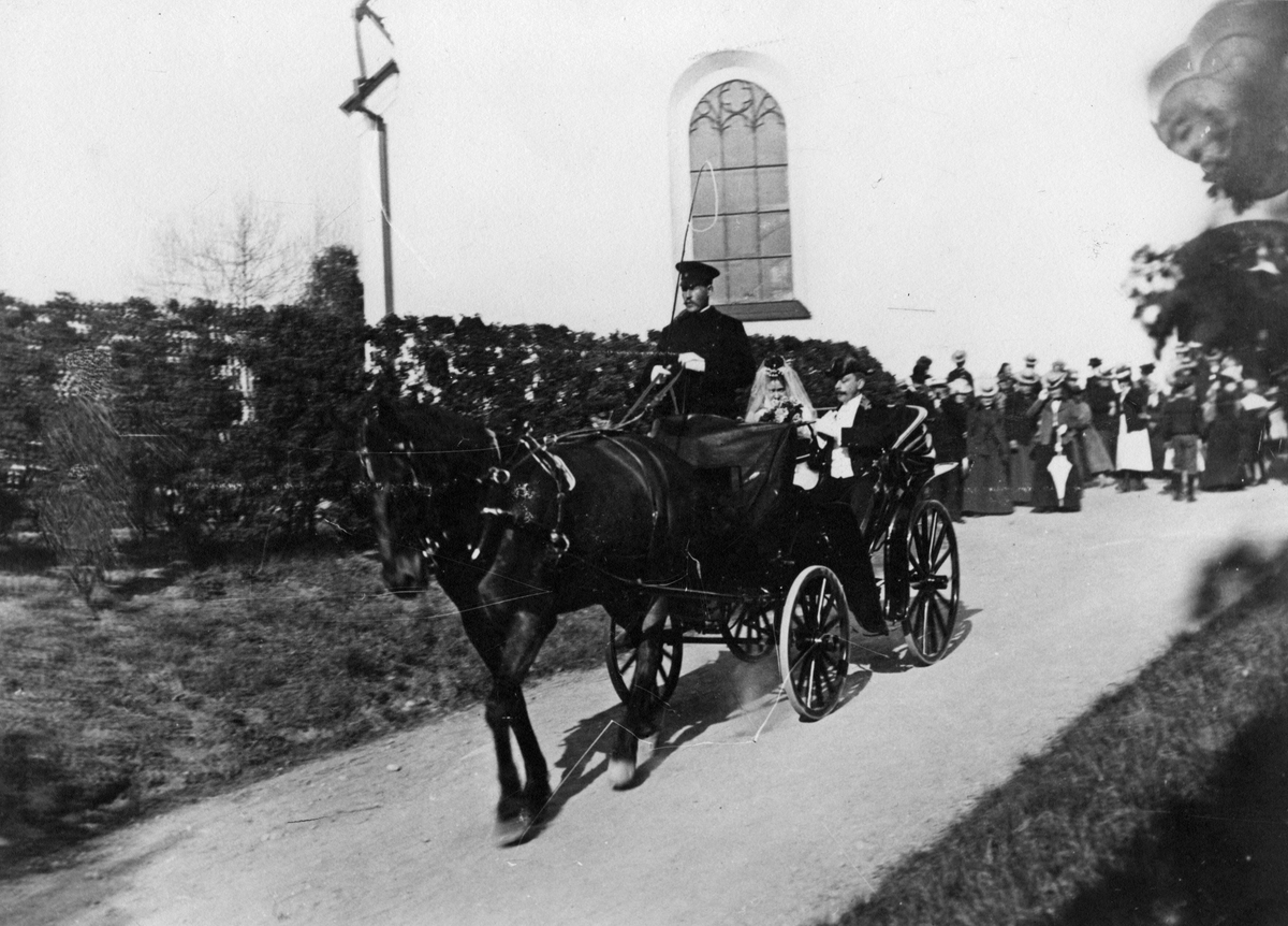 Bröllop 1905: Borgmästare Erik Nordqvist & Hildur Andersson i hästvagn.