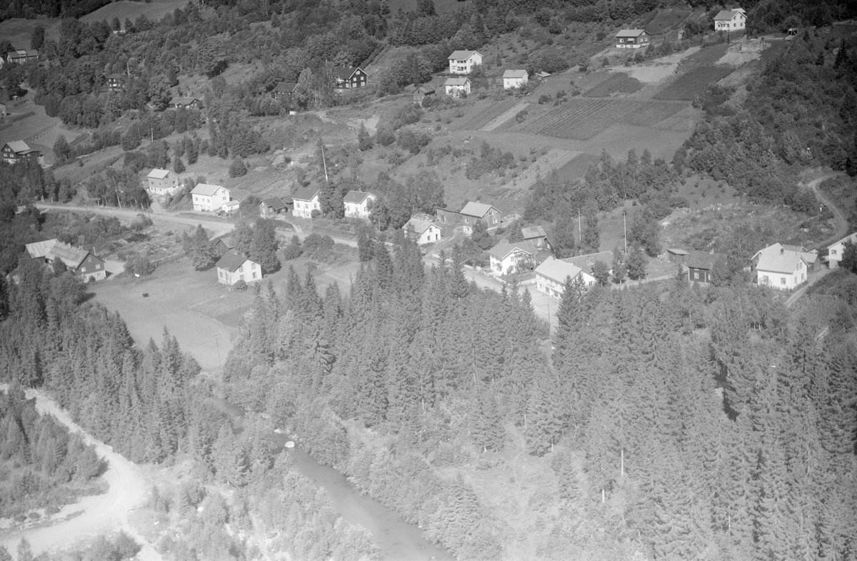 Segalstad, Østre Gausdal, Gausdal, 1958, gårder, bolighus, dalside, jordbruk, blandingsskog, elv