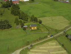 Maurud. Bolighus.Rødt våningshus,to små uthus. Hageflekk.