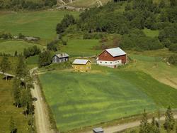 Amundstad. Gårdsbruk. To stuer og fjøs. Kulturlandskap. Dyrk
