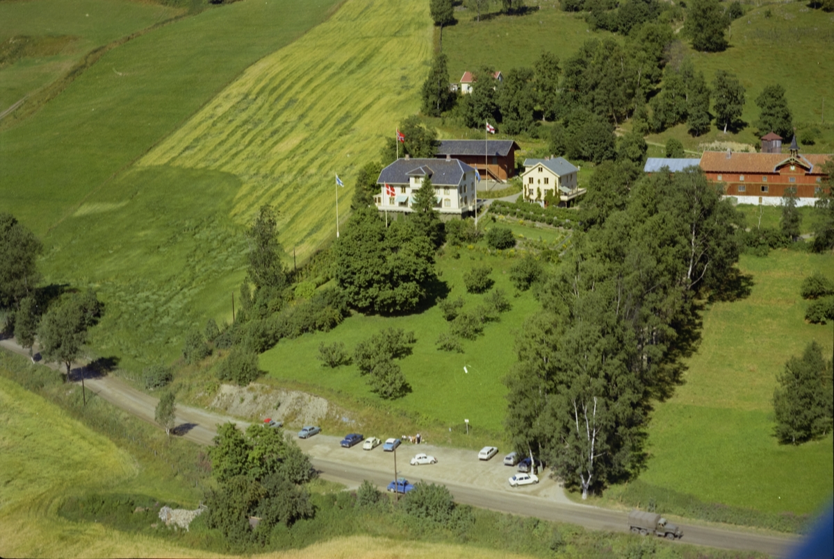 Aulestad. Bygningsmasse med bjørkeallé og parkanlegg.