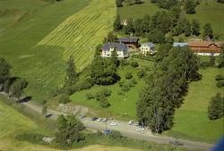 Aulestad. Bygningsmasse med bjørkeallé og parkanlegg.