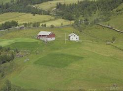 Busberberget, småbruk, traktor, nyslått høy, Svatsum, Gausda