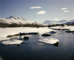 Elv i vinterlandskap