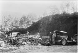 Gruskjøring med to lastebiler.