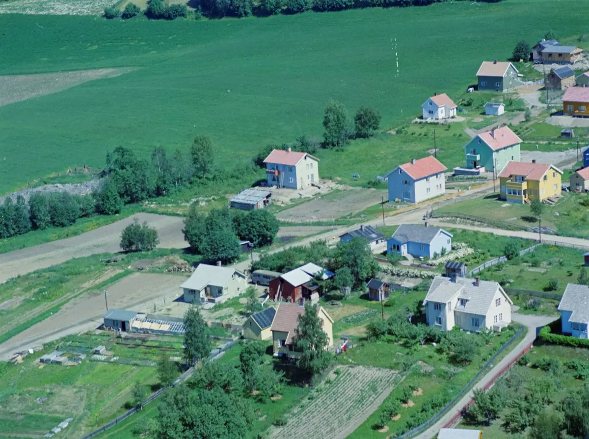 Flyfoto, Lillehammer, Søre Ål. Huset til venstre for det store gule i høyre billedkant, toetasjes, lyseblått med rødt tak,  er Hagehaugvegen nr 10. I venstre billedkant ligger Holsjordet.