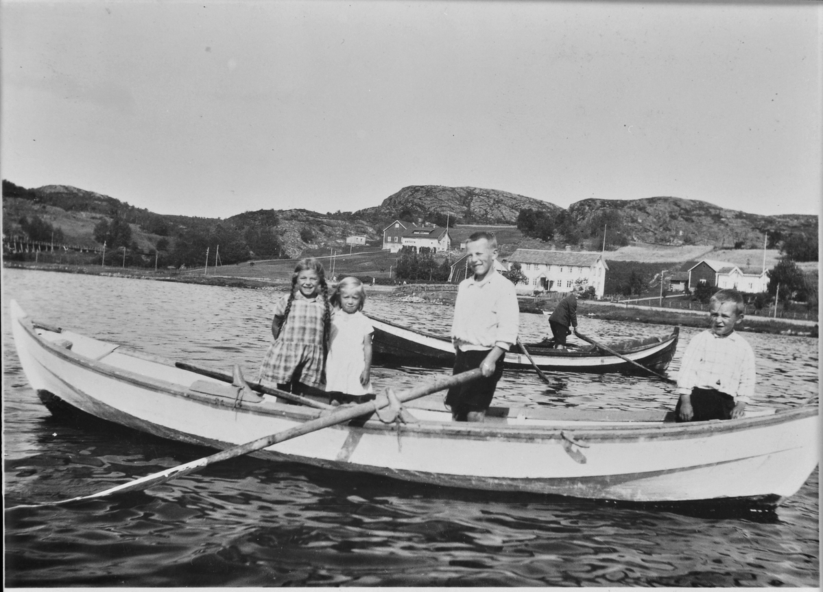 Barn på rotur i Bjugnfjorden